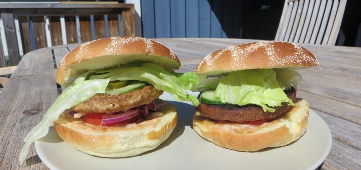 Vegetariska burgare i strålande sol