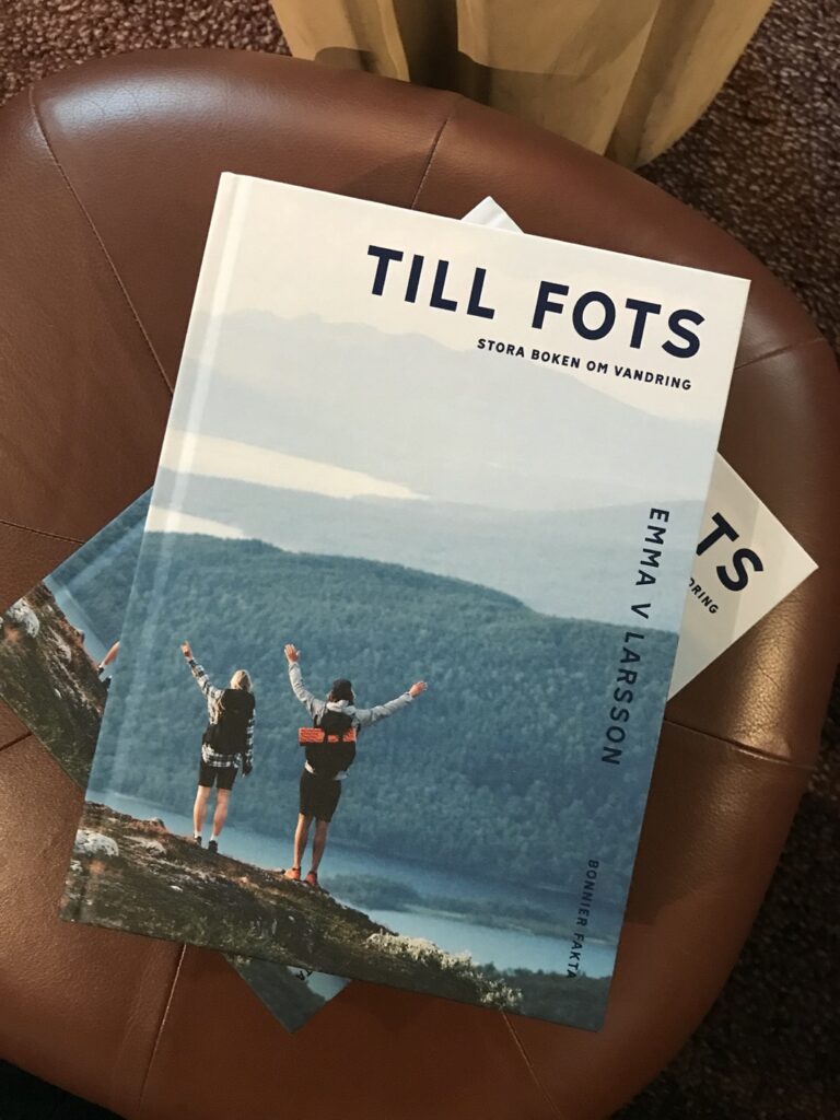 Emma V. Larsson finns på plats med sin nya bok: "TILL FOTS: Stora boken om vandring"