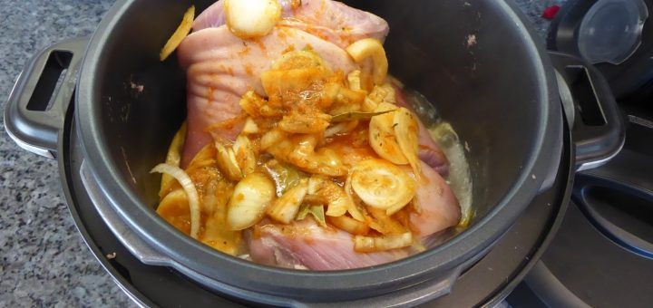 Gnid in kryddblandningen och häll i övriga ingredienser.