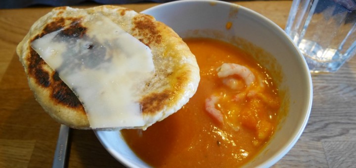 Fisksoppa och naan-bröd