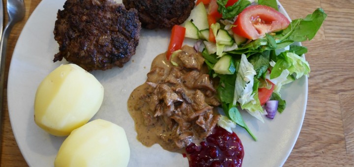 Per Morbergs älgfärsbiffar med kantarellsås