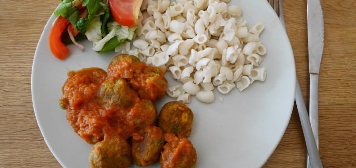Grönsaksbullar med pasta, tomatås och broccoli