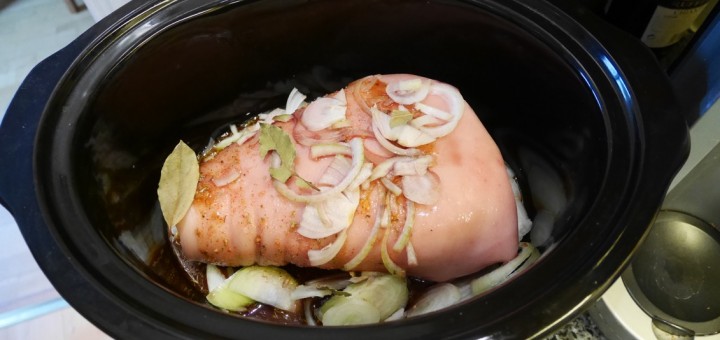 Fläsklägg, lök, kryddblandning och vin!