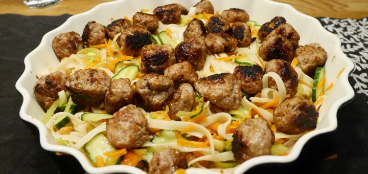 Köttbullar Vietnam-nam med krispig nudelsallad och syrlig dressing.