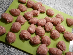 Forma kycklingbullsmeten till bullar.