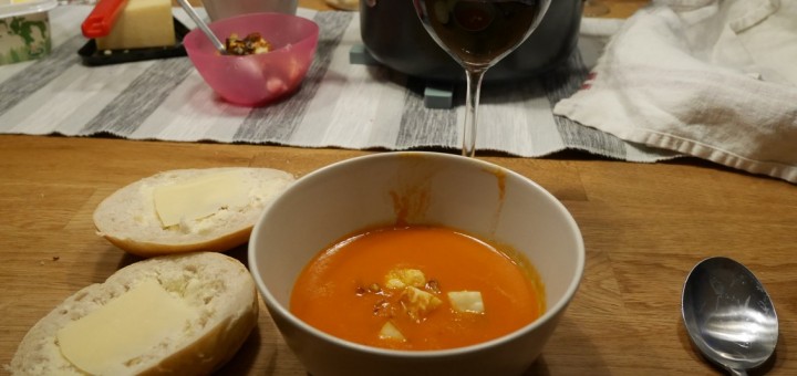 Tomatsoppa med halloumikrutonger