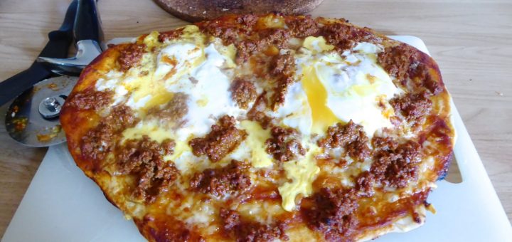 En riktigt krispig och god hemgjord pizza bakad på bästa pizzadegen.