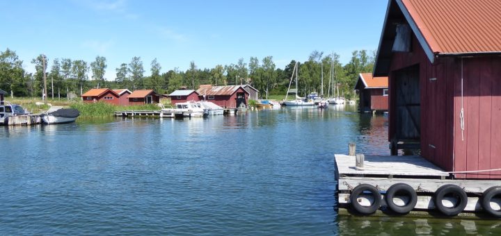 Mysiga röda små båthus.