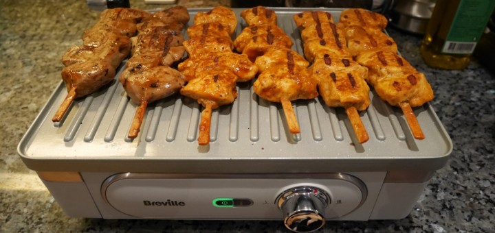 Kycklingspett grillas på min nya bordsgrill - Breville Ultimate bordsgrill