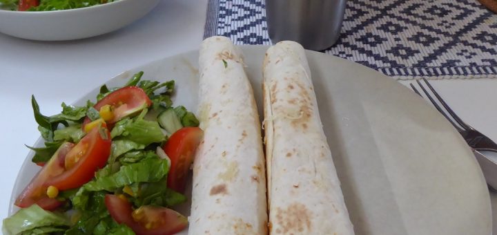 Redo att njuta av köttfärsfyllda tortillabröd.