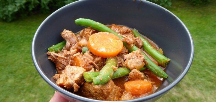 Servera med potatispuré, eller som den är med ett bröd och sallad.