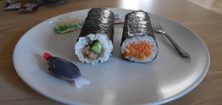 Förutom rullar medföljde det soja, wasabi, ingefära och en liten gaffel.