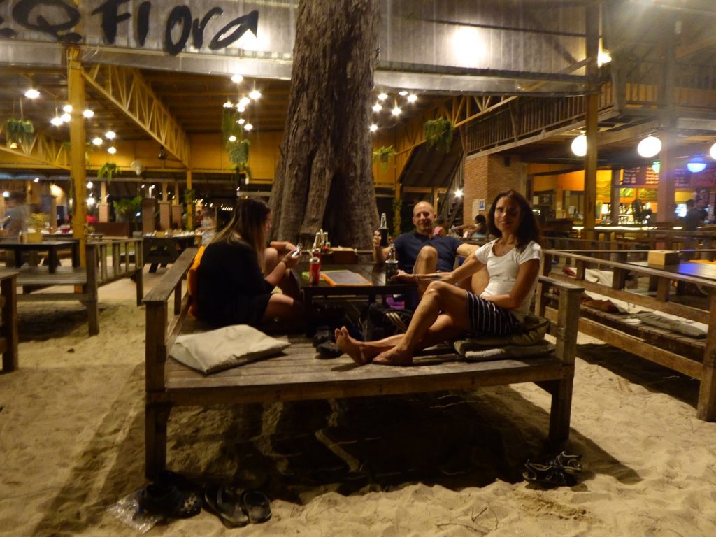 En av restaurangerna längs stranden.