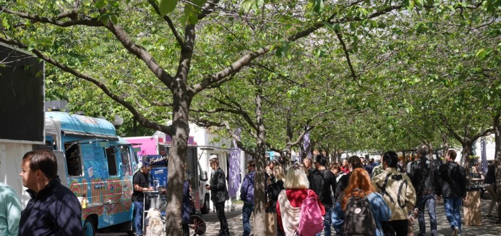 Fullt med restauranger och foodtrucks med olika inriktning och prisnivåer.
