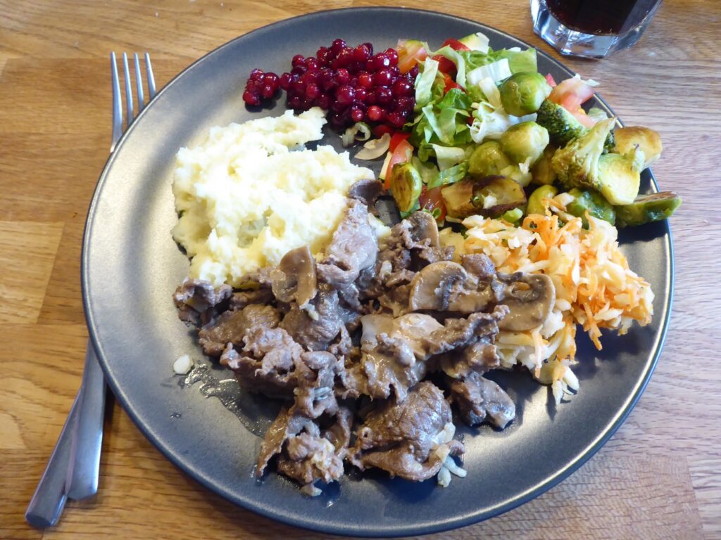 Älgskav med potatispuré och rårörda lingon