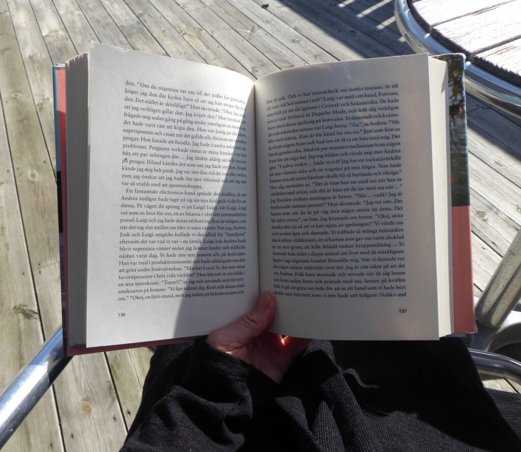 Så underbart att kunna sitta ute i solen och läsa!