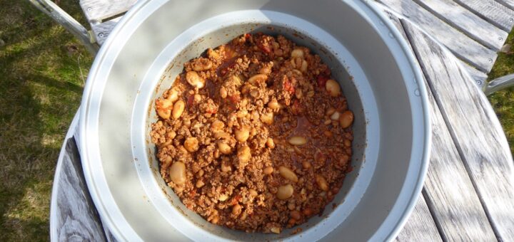 Vi njuter vår chili med hembakat naan, gräddfil och grönsaker!