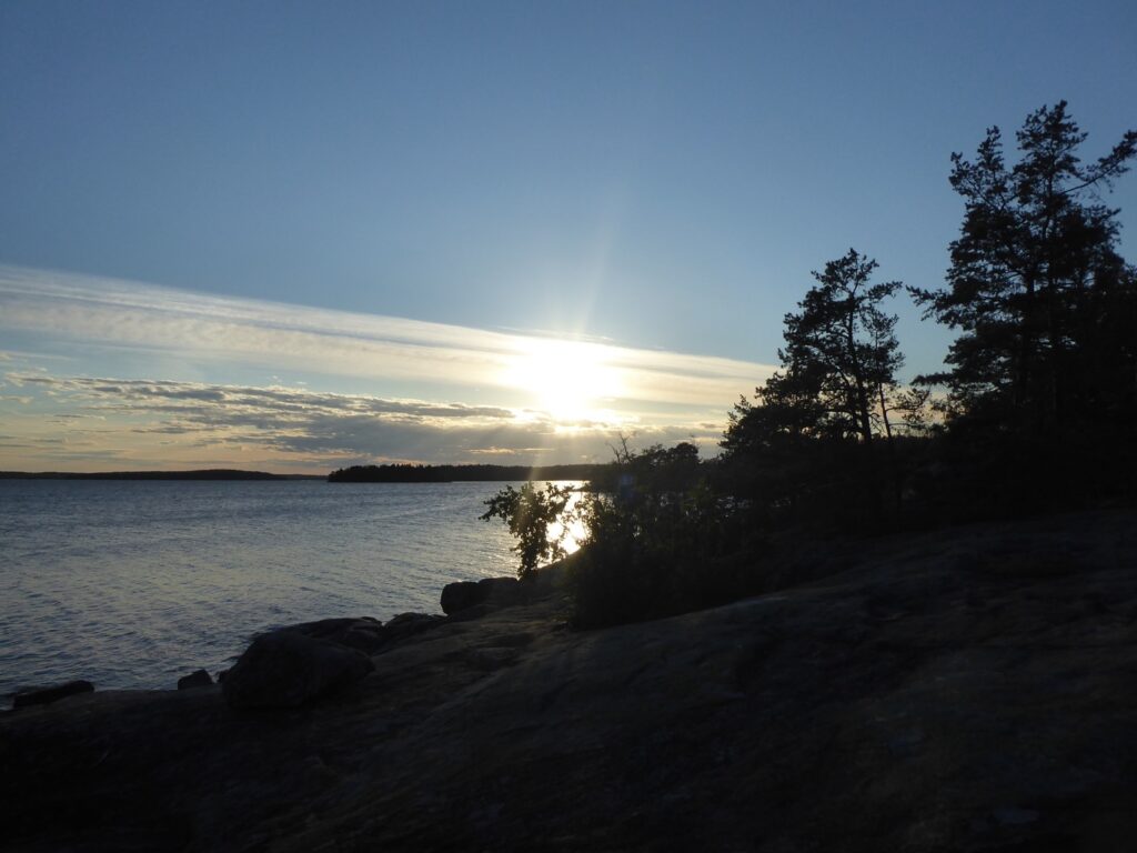 Solnedgången upplevs med fördel på klippsidan av ön.