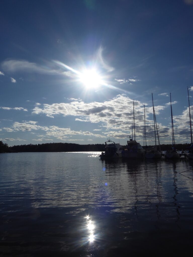 Det finns tre bryggor. En av dessa får endast medlemmar i klubben lägga till vid.