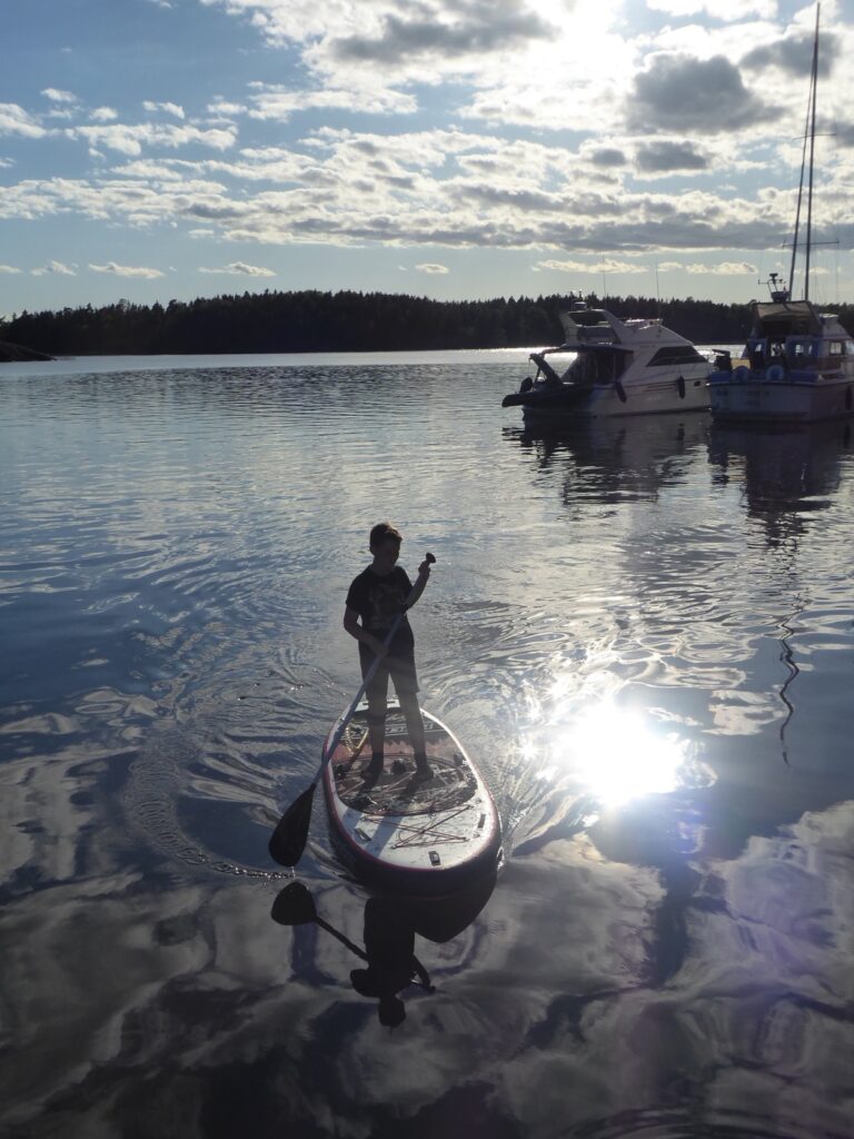 Den här lilla parveln är som född på en SUP.