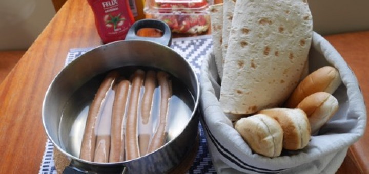 Varm korv med bröd till lunch.