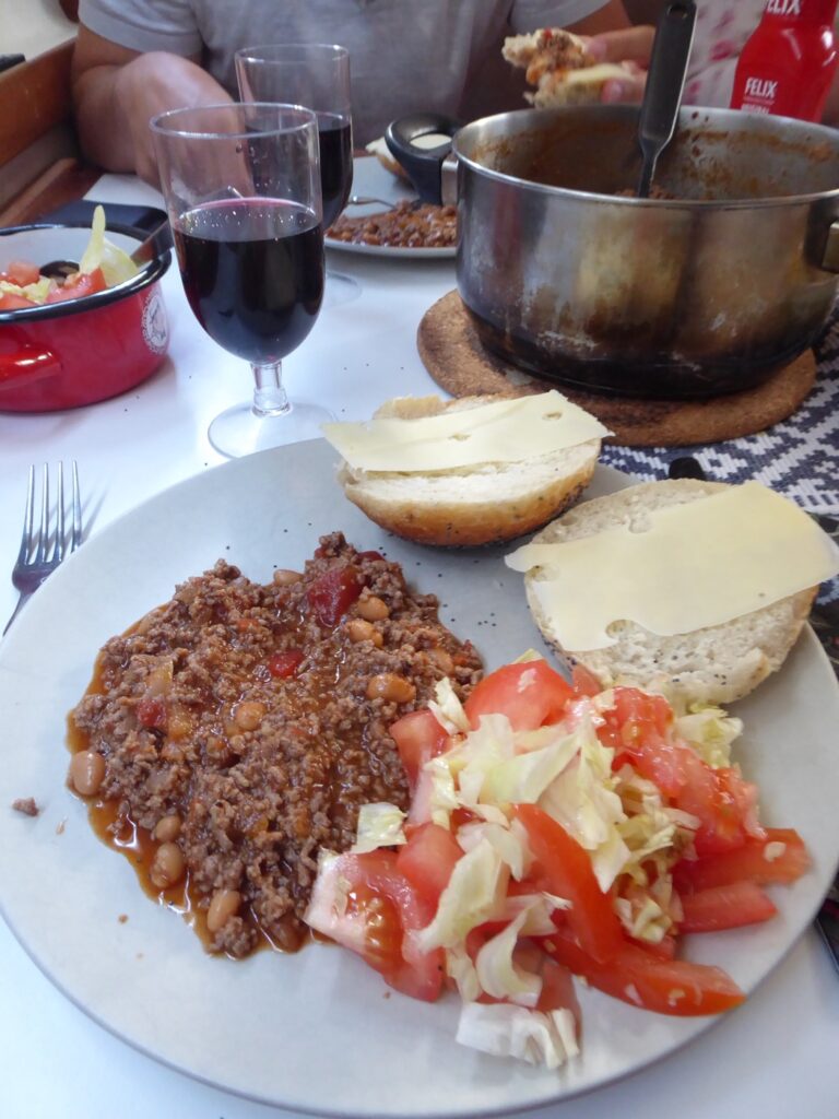 Chili con carne med sallad och nybakat bröd som ordinarie rätt.