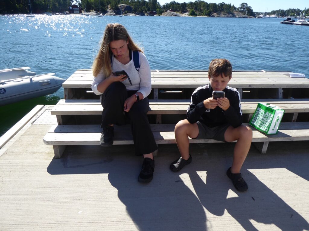 I väntan på båten över till Sandhamn.