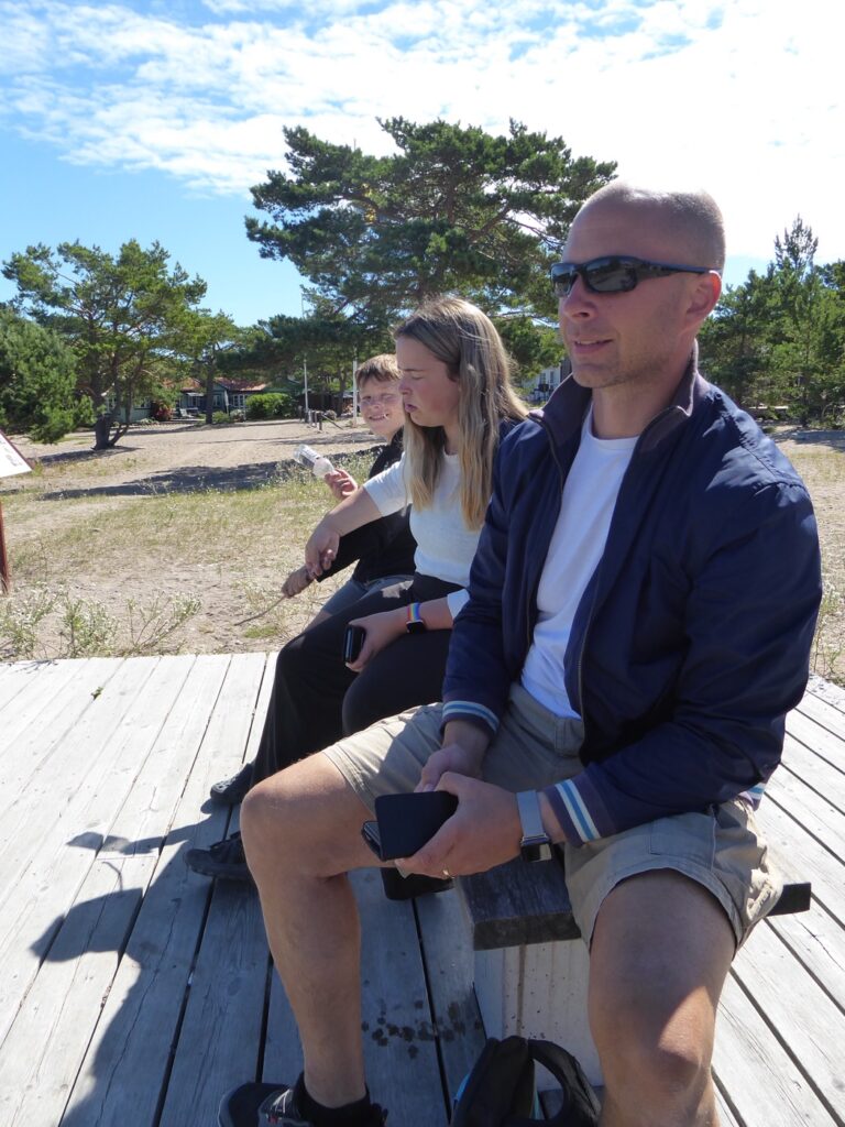Lunchen bjöd på fin utsikt över hamnen i Sandhamn.