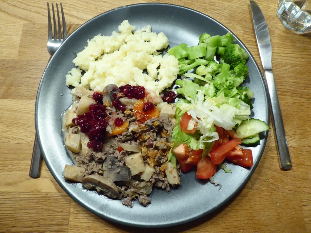 Renskavsgryta med lingon och champinjoner