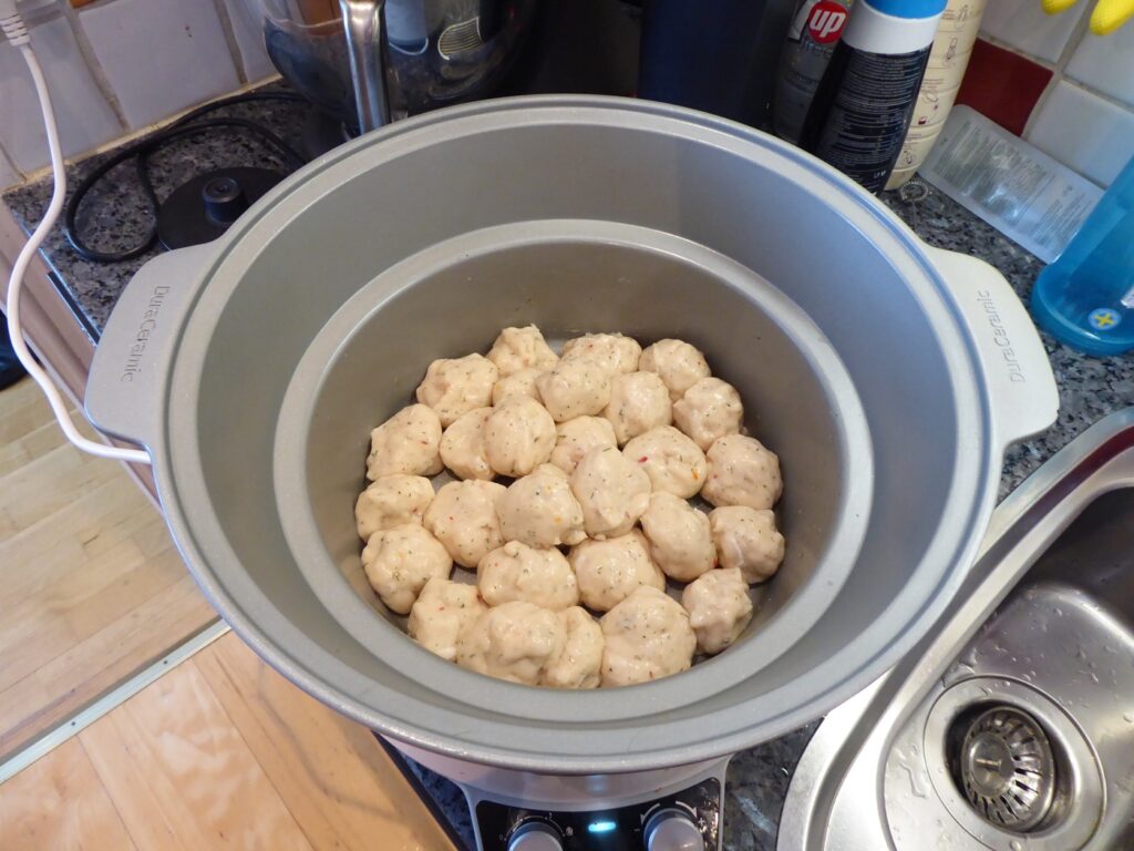Lägg ned fiskbullarna i Crock Pot. Råa, eller brynta.