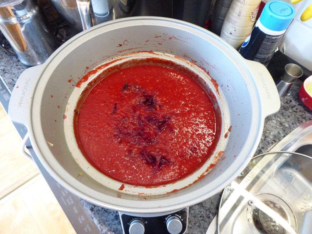 Vi har valt att mixa soppan för en slätare konsistens och efter detta ha ner någon deciliter rivna rödbetor.