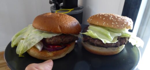 Min fredagsmiddag. En hemgjord hamburgare till vänster och entrecôteburgare till höger.