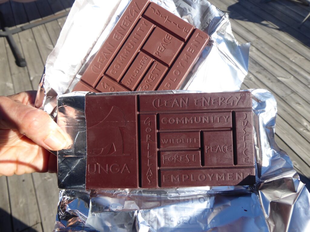 Roligt utformade chokladbitar i olika storlek.