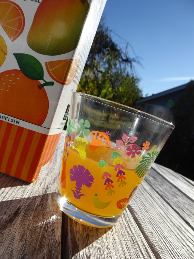 Nu när vi svenskar går mot mörkare tider kan det pigga upp med ett glas fruktdryck som ger en känsla av sol och värme.