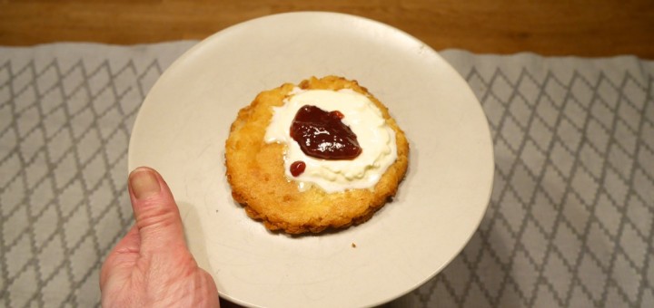 Småländsk ostkaka med sylt och grädde.