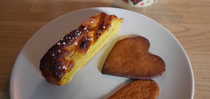 Nybakad saffranslängd och hembakade pepparkakor.