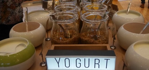 Yoghurt, flingor och toppings.