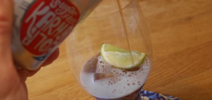 En härligt iskall Karma Cola sugerfree hälls upp i bästa Cola-glaset från RIedel