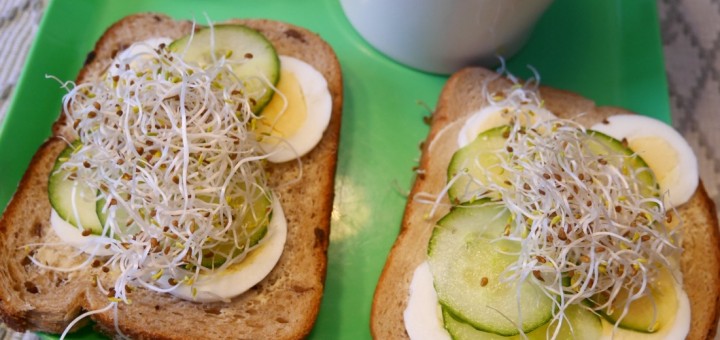 Godare frukost helt enkelt. RågLevain till vänster, Pågen limpa till höger