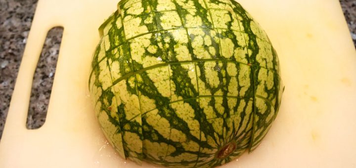 Bästa sättet att skära en vattenmelon på