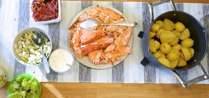 Varmrökt regnbåge med kokt potatis och romsås.