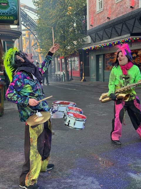 Det är fullt av monster, väsen, clowner, akrobatörer, musiker i parken som bjuder på show och interagerar med besökarna.