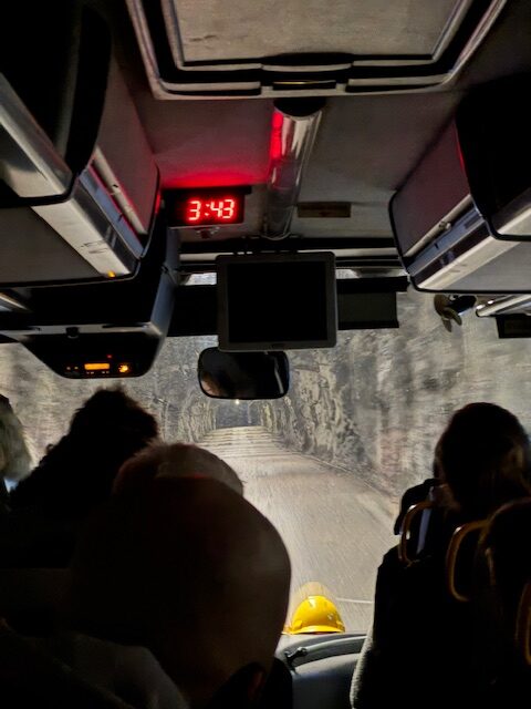 Här åker vi ner i gruvan.