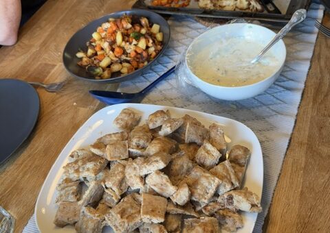 Kycklingköttbullar med rostade rotsaker och tzatziki