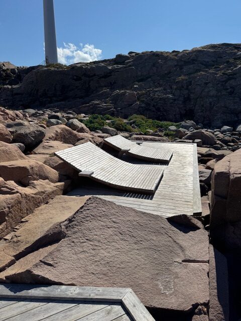 Samtliga bad är klippbad men med härliga solsängar och badstegar ner i vattnet.