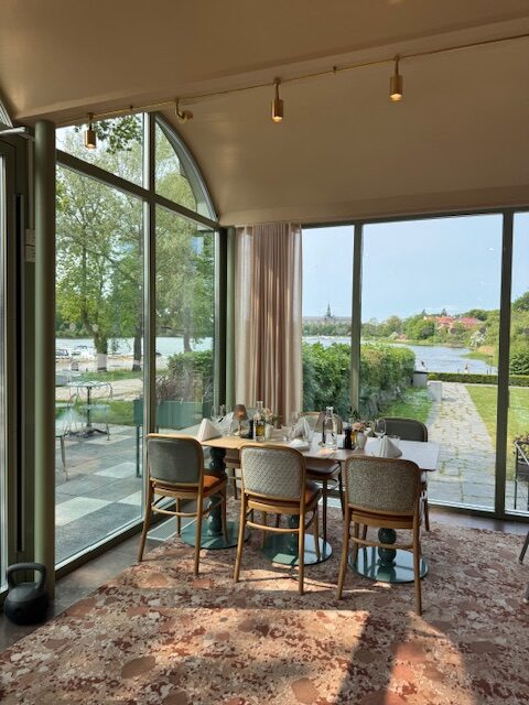 Efter den meditativa löpturen väntade en härlig brunch i orangeriet på Villa Källhagen.