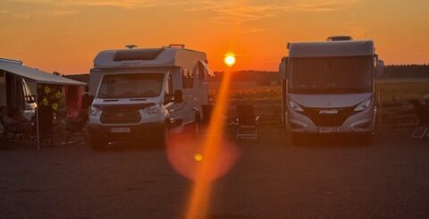 Vacker solnedgång över fälten.