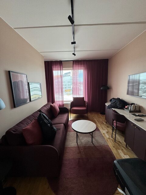 Vi fick en härlig junior suite med två rum. Här är "vardagsrummet".