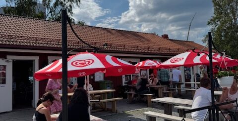 Café, restaurang och servicehus.