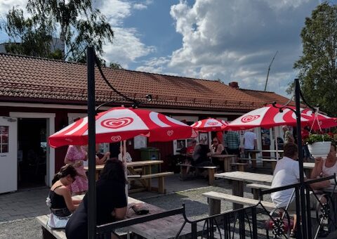 Café, restaurang och servicehus.